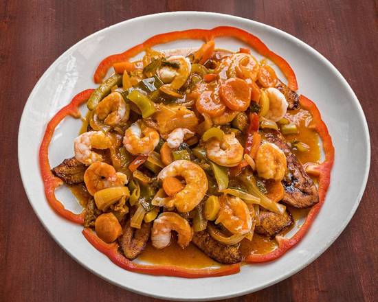 Crevettes sautées et bananes plantain frites