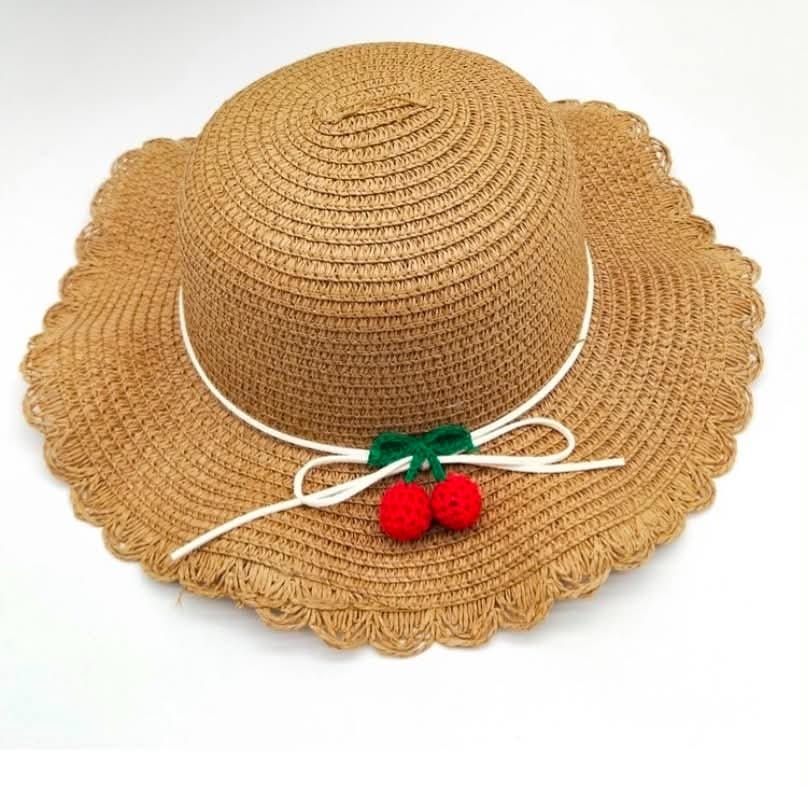 chapeau beige avec cerise