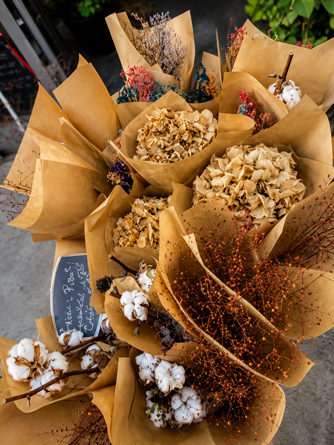 Bouquets séchées en lumière chaleureuse