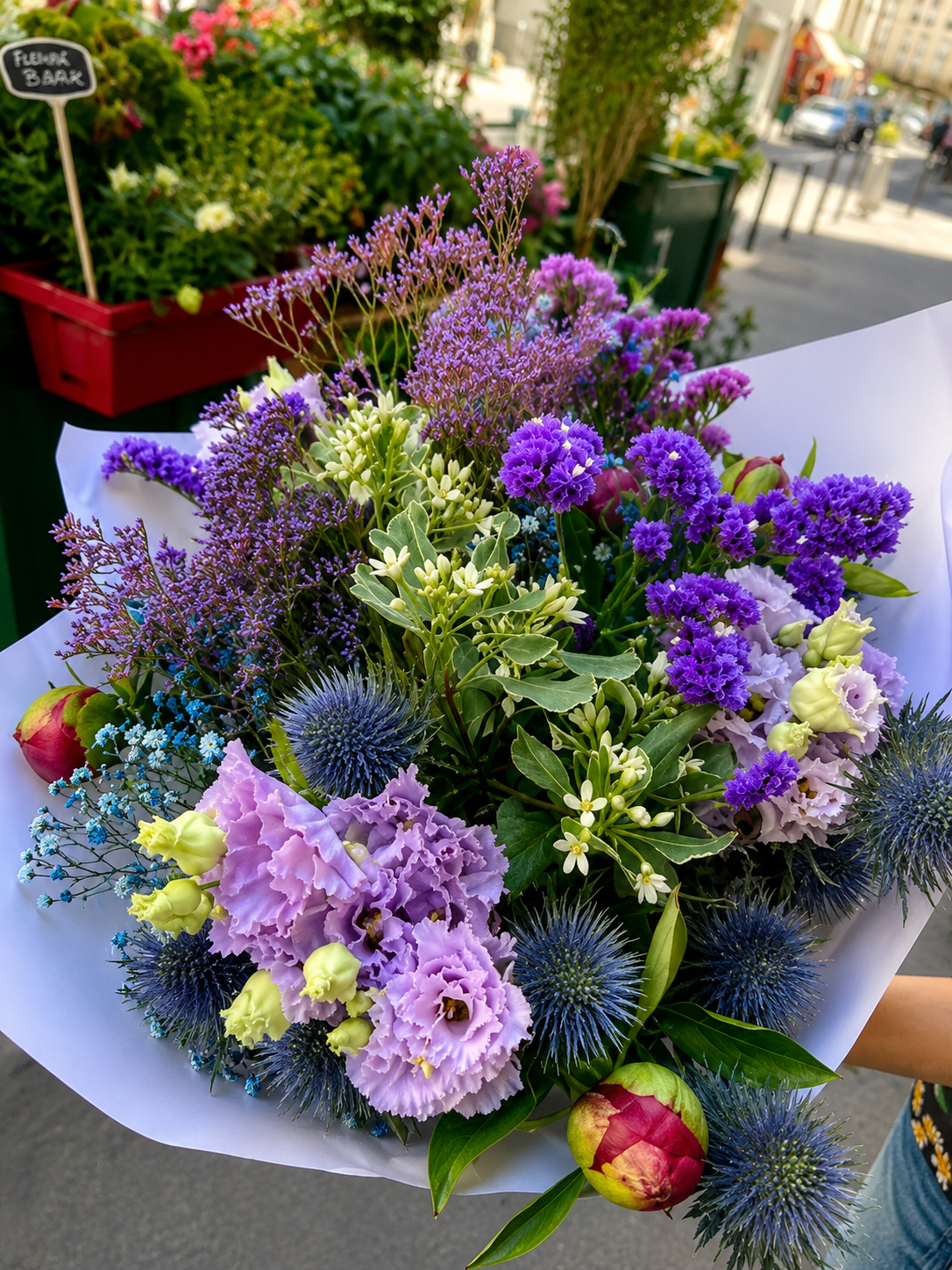 Bouquet vibrant devant une boutique de fleurs