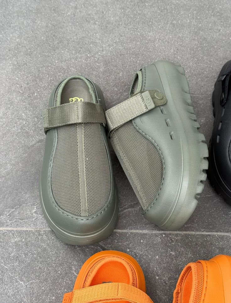 Chaussures, t shirt, Crocs, ceinture - 6