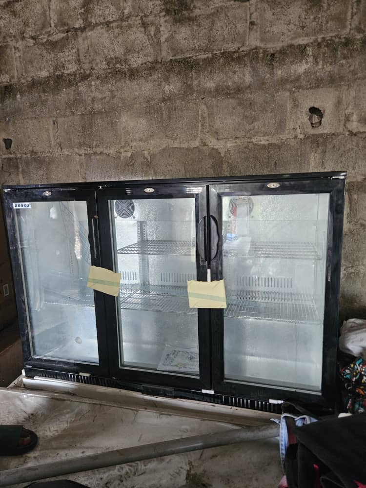 Frigo vitrine bar 3 portes.