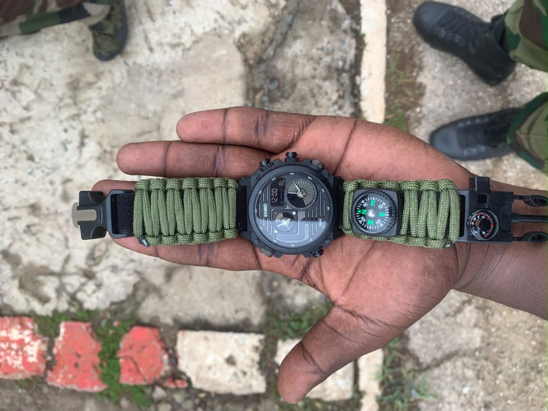 Tenu millitair et montre - 3