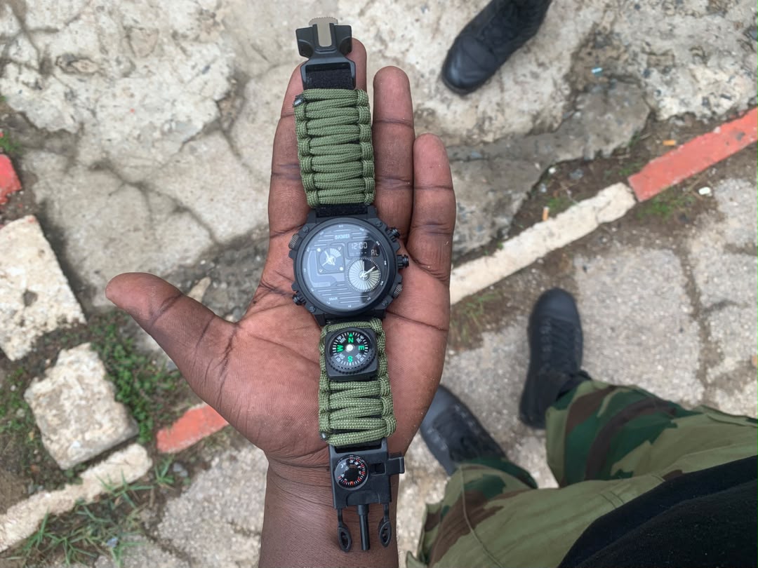 Tenu millitair et montre - 2
