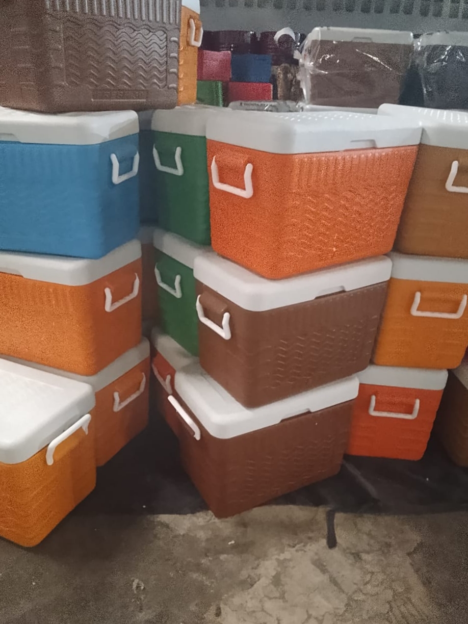 Glacière, gobelet, assiette, chaises,bouloire, boîte de dérivation, carafe, plusieurs articles. - 8