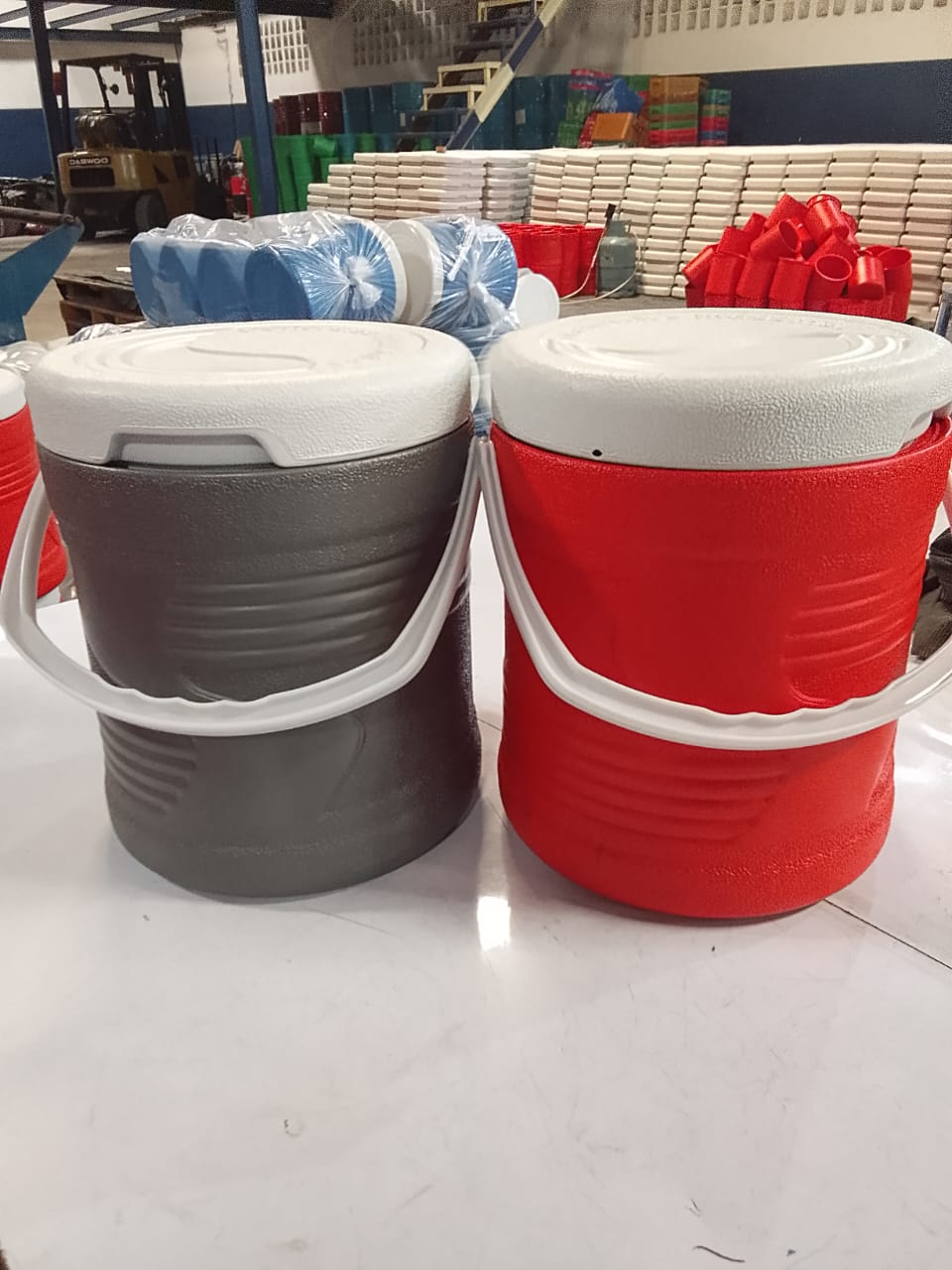 Glacière, gobelet, assiette, chaises,bouloire, boîte de dérivation, carafe, plusieurs articles. - 24