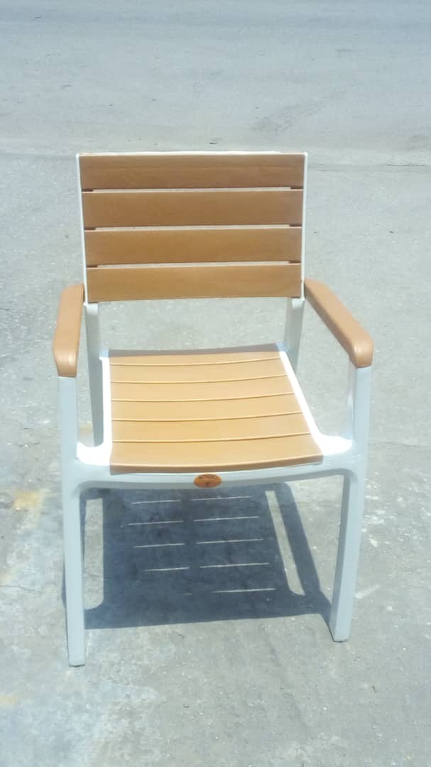 Glacière, gobelet, assiette, chaises,bouloire, boîte de dérivation, carafe, plusieurs articles. - 11