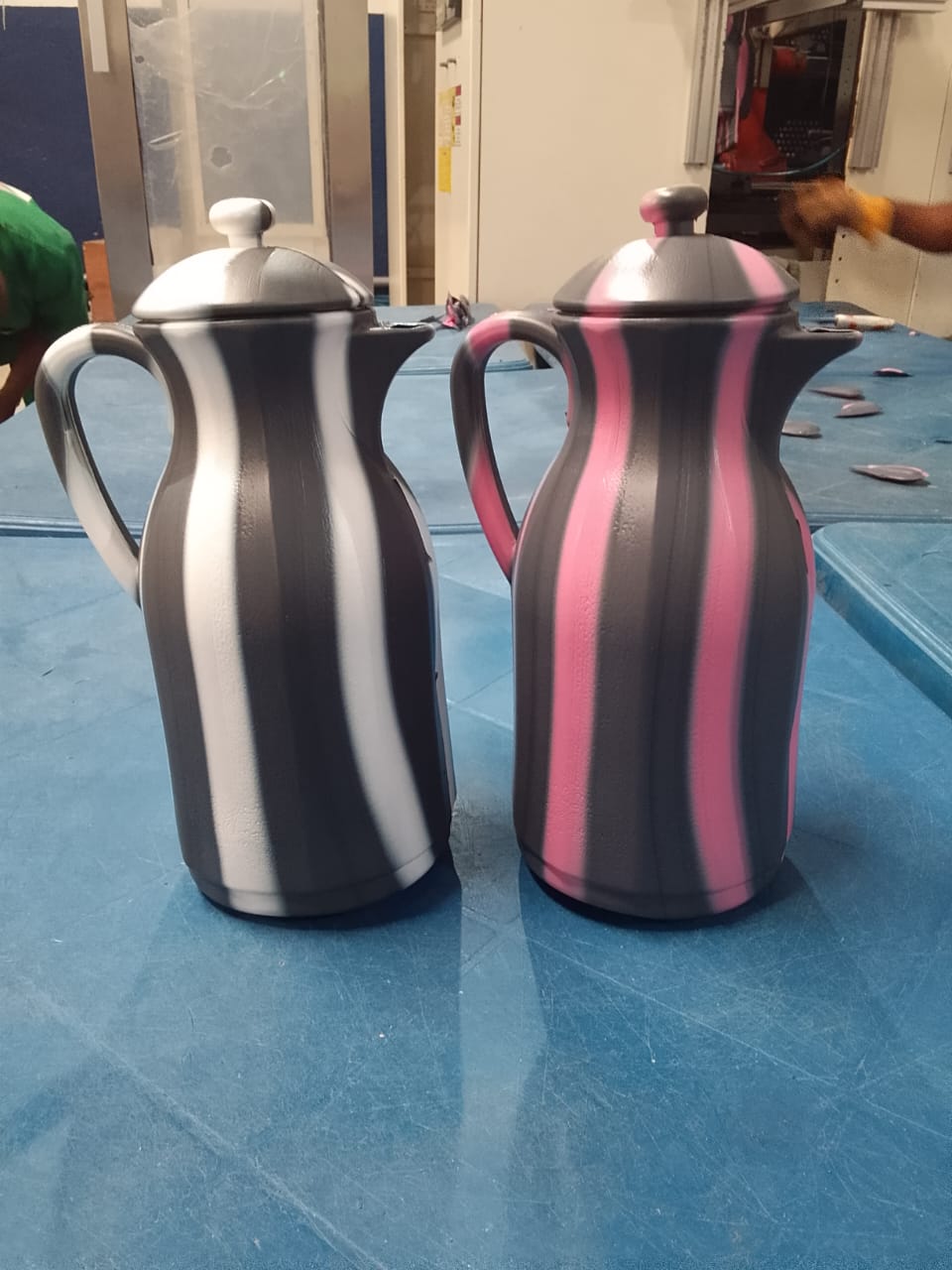 Glacière, gobelet, assiette, chaises,bouloire, boîte de dérivation, carafe, plusieurs articles. - 12