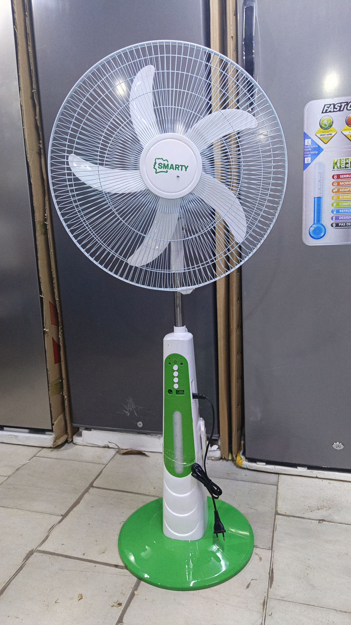 Ventilateur rechargeable 18 pause, la livraison est gratuite partout Abidjan le paiement ce passe a la livraison :0565296300 WhatsApp - 3