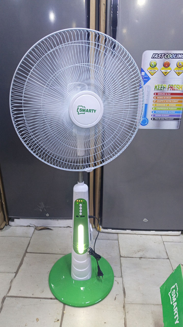 Ventilateur rechargeable 18 pause, la livraison est gratuite partout Abidjan le paiement ce passe a la livraison :0565296300 WhatsApp - 5