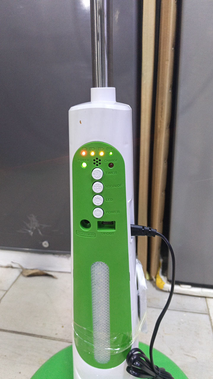 Ventilateur rechargeable 18 pause, la livraison est gratuite partout Abidjan le paiement ce passe a la livraison :0565296300 WhatsApp - 4