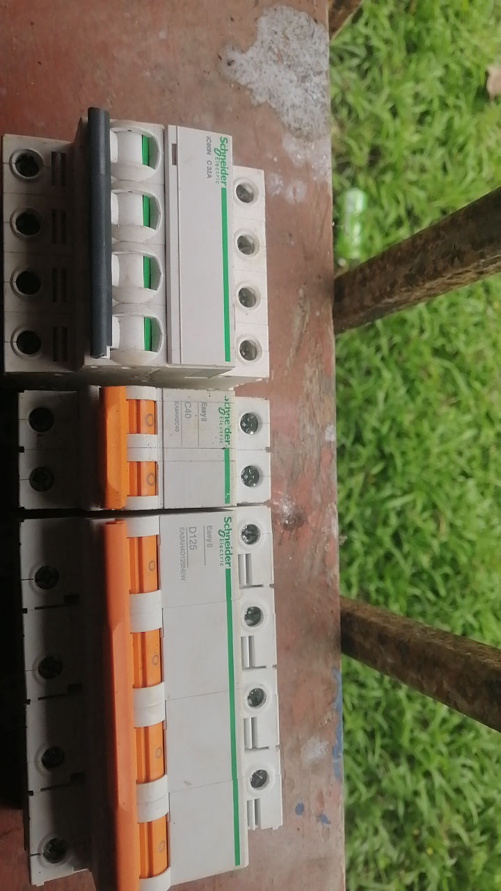 1 disjoncteur monophasé 40A   2 disjoncteur triphasé 125A et 32 A