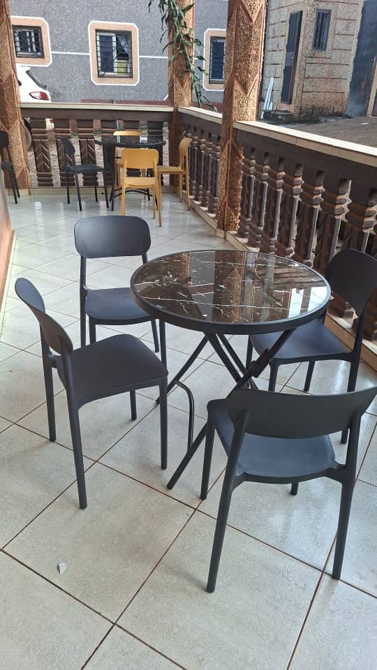 Table vitrée avec 4 chaises